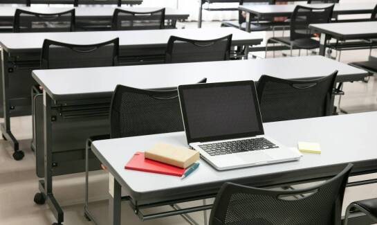 Meble do szkół na zamówienie w Raciborzu: jak zapewnić komfort uczniom?