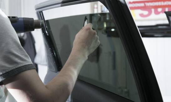 Wymiana szyby bocznej - kiedy jest konieczna i jak przebiega proces?