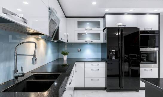 Meble kuchenne z frontami lakierowanymi: elegancja i trwałość w jednym