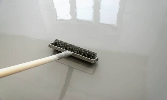 Mikrobeton a ochrona przed wilgocią: skuteczne metody zabezpieczania