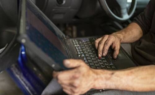 Diagnostyka komputerowa samochodów – jak może pomóc w mechanice pojazdów osobowych i dostawczych?