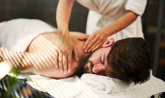 Jakie techniki stosowane w masażu relaksacyjnym pomagają w redukcji stresu i bólu karku?