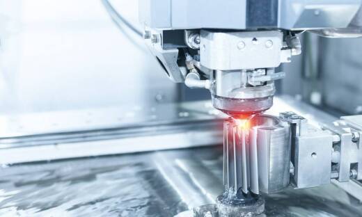 Grawerowanie mechaniczne vs laserowe: porównanie technik i zastosowań