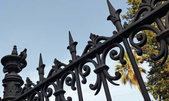 Odporność na warunki atmosferyczne – jakie materiały najlepiej sprawdzą się w produkcji ogrodzeń, bram i balustrad?