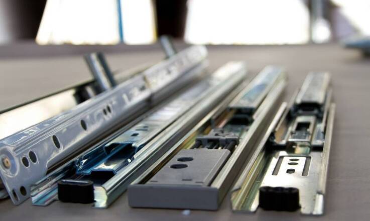 Systemy mocowania kabli - jak utrzymać porządek w instalacjach elektrycznych?