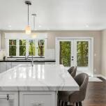 Jakie właściwości wyróżniają blat kwarcytowy?