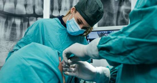 Czym cechuje się dobry chirurg szczękowy?