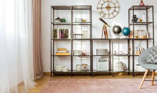 Do jakich stylów aranżacji wnętrz pasują dekoracje metalowe na ścianę?