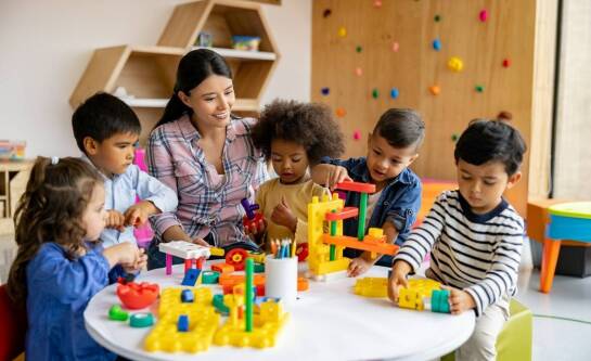 Jak przedszkola niepubliczne wspierają rozwój emocjonalny i społeczny dzieci?