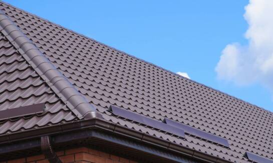 Blachodachówka a śnieg: jak radzi sobie z obciążeniem i zabezpieczyć przed zsunięciem?