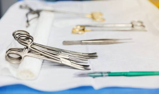Jakie podstawowe narzędzie są wykorzystywane podczas zabiegów chirurgicznych?