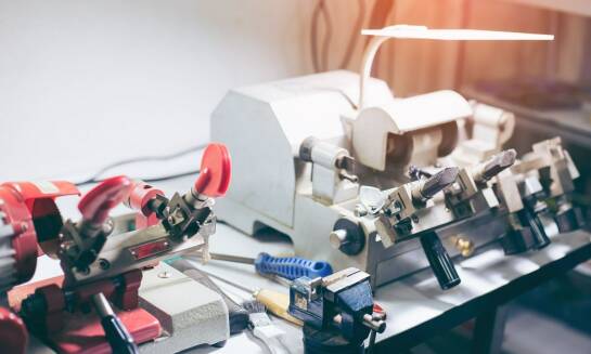 Jak dobór odpowiednich sprężyn może wpłynąć na wydajność maszyny?