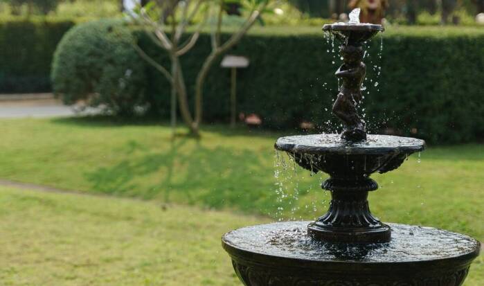 Czy warto zainwestować w fontanny pływające do stawu?