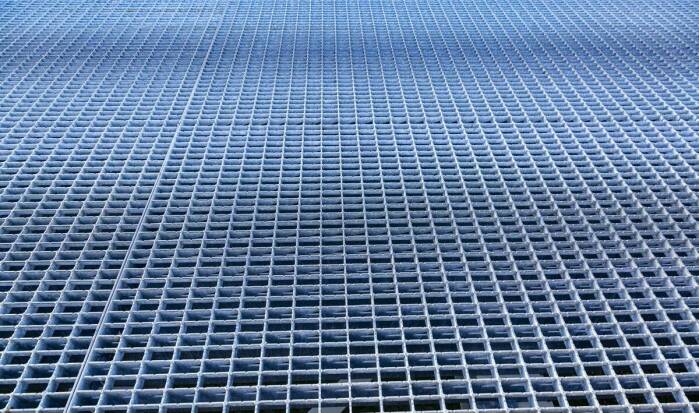 Co wpływa na bezpieczeństwo i trwałość krat pomostowych?