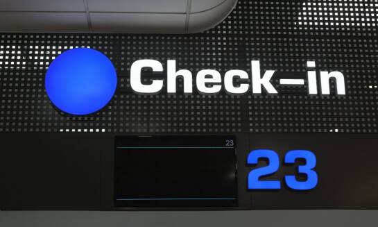 Jak automatycznie regulowana jasność ekranów LED wpływa na ich funkcjonalność?