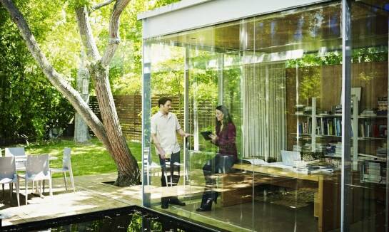 Zalety zastosowania ścian szklanych w nowoczesnych przestrzeniach biurowych