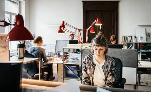 Jak agencja pracowników z Ukrainy wpływa na redukcję kosztów w firmach metalowych?