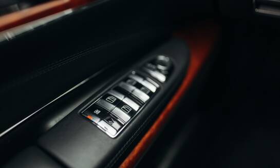 Jakie cechy powinny mieć szyby samochodowe, aby zapewnić komfort jazdy?