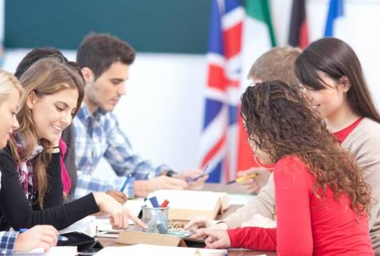 Jakie technologie wspierają naukę języka angielskiego w nowoczesnych kursach?