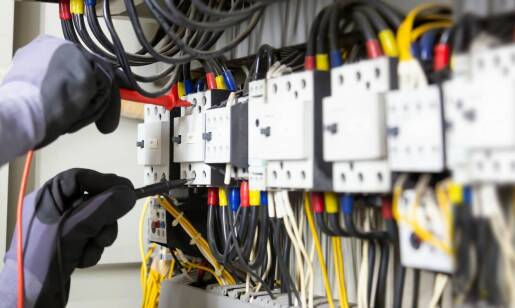 Czym różni się modernizacja instalacji elektrycznych od standardowej wymiany?