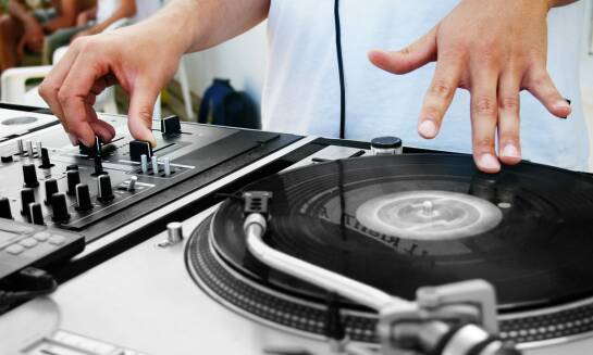 Jak przygotować się do współpracy z DJ-em przed imprezą urodzinową?