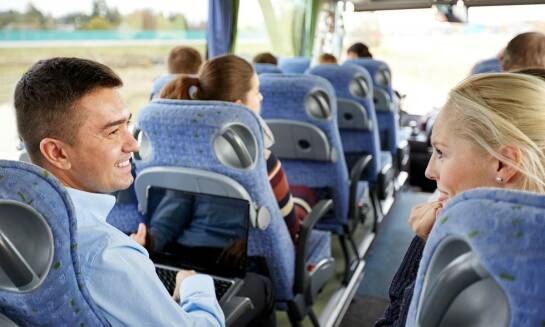 Jak przygotować się do długiej podróży autokarem?