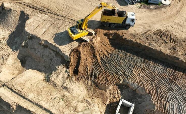 Wykopy pod oczka wodne - estetyka i funkcjonalność w Twoim ogrodzie z naszą pomocą