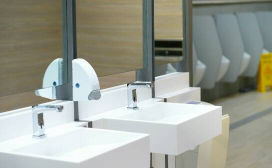 Jakie są kluczowe elementy instalacji sanitarnych w nowoczesnym budownictwie?