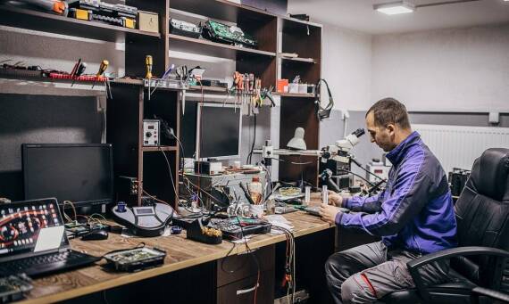 Co może sugerować, że konieczna jest naprawa drukarki Kyocera?