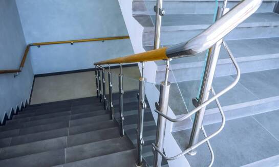 Zastosowanie balustrad balkonowych ze stali nierdzewnej w nowoczesnym budownictwie