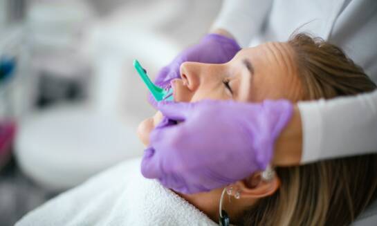 Jakie są ceny korekcji linii żuchwy z zastosowaniem wolumetrii kwasem hialuronowym?