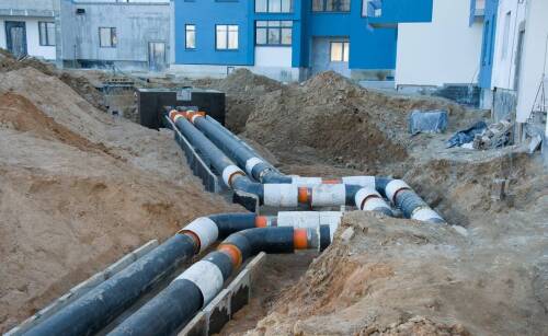 Jakie są różnice między kręgami betonowymi bez stopni a tymi ze stopniami złazowymi?