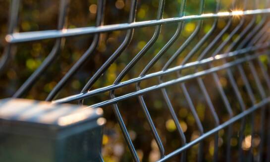 Kosze z kamieniami w ogrodzeniach – jak wpływają na bezpieczeństwo posesji?