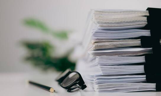 Jak folia z taśmą wpływa na efektywność pracy w branży budowlanej?
