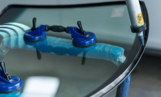 Jakie są najczęstsze przyczyny powstawania odprysków na szybach samochodowych?