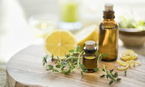 Olejek cytrynowy jako element aromaterapeutycznych rytuałów domowych
