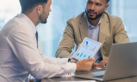 Jak brokerzy energetyczni pomagają w analizie i porównaniu ofert sprzedawców energii?