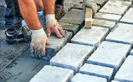 Jak przygotować teren do układania płyt chodnikowych na podsypce z piasku?