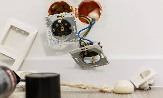 Różnorodność kolorów gniazd i łączników – jak dopasować je do stylu wnętrza?