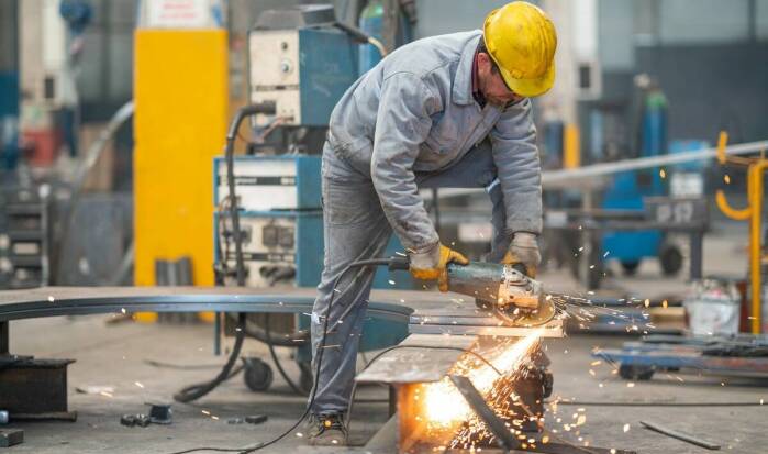 Śrutowanie stali w kontekście norm jakościowych i bezpieczeństwa pracy