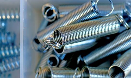 W jaki sposób sprężyny naciskowe z przekrojem prostokątnym poprawiają bezpieczeństwo maszyn?