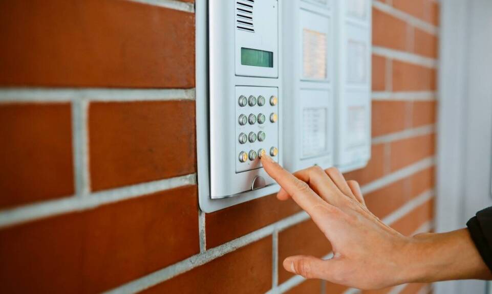 Instalacja domofonów – krok po kroku do większego bezpieczeństwa