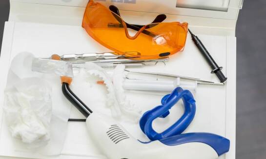 Dlaczego warto wybrać profesjonalne wybielanie zębów zamiast domowych metod? Dentysta w Środzie Wlkp. wyjaśnia