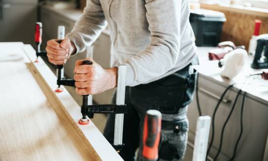 Wpływ jakości materiałów na wydajność pras do klejenia drewna