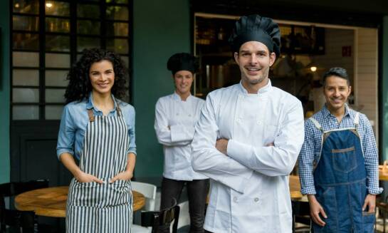 Wybór odpowiednich bluz gastronomicznych – co brać pod uwagę przy zakupie?