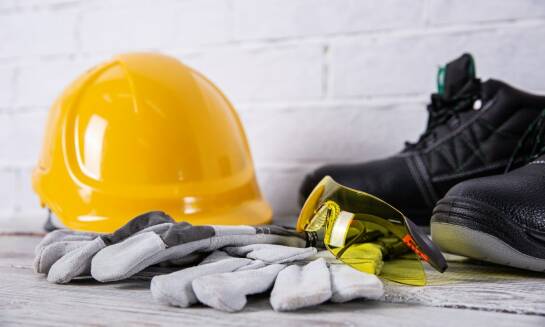 Jakie są kluczowe cechy stopni złazowych przykręcanych w budownictwie?