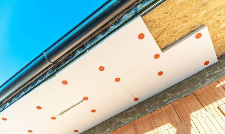 Folia izolacyjna budowlana a oszczędności na rachunkach za energię