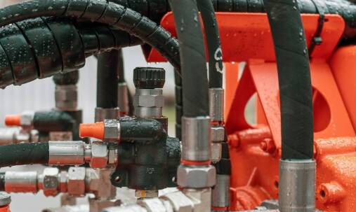 Jak dobrać odpowiednie akcesoria do montażu układów hydraulicznych?