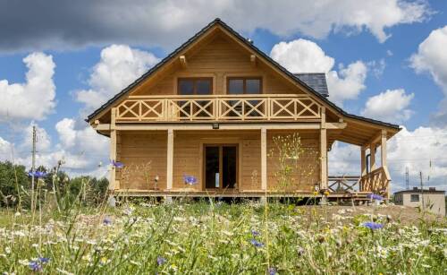 Inspiracje dla aranżacji wnętrz w domkach z bali parterowych – co wybrać?