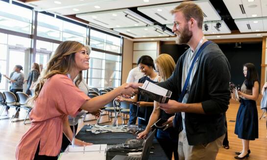 Rola hostess i bartendów w promocji marki na międzynarodowych targach